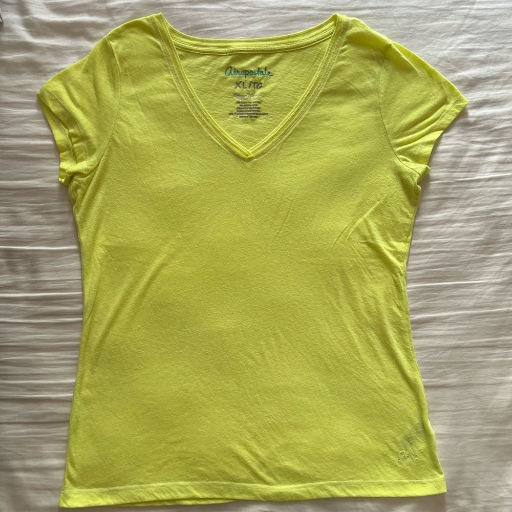 ✨ 2/$15 or 3/$20 ✨ Aeropostale Yellow V-neck Tee Size XL